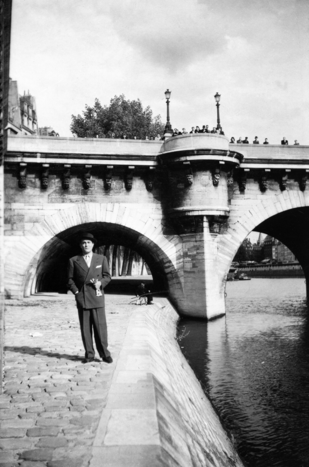 1946.06FilmDestinsPontNeufNum002