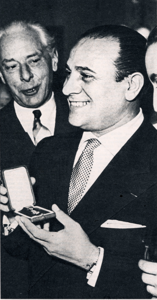 1952.12.23TinoRossiLegiondHonneurDocteurEmmanuelAgostini
