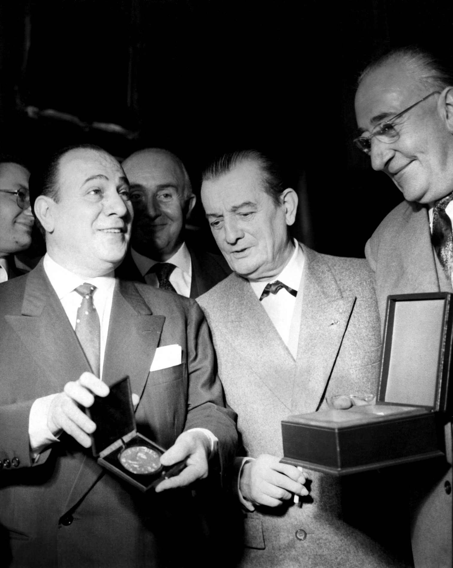 1961.06.20TinoRossiMedailleParis
