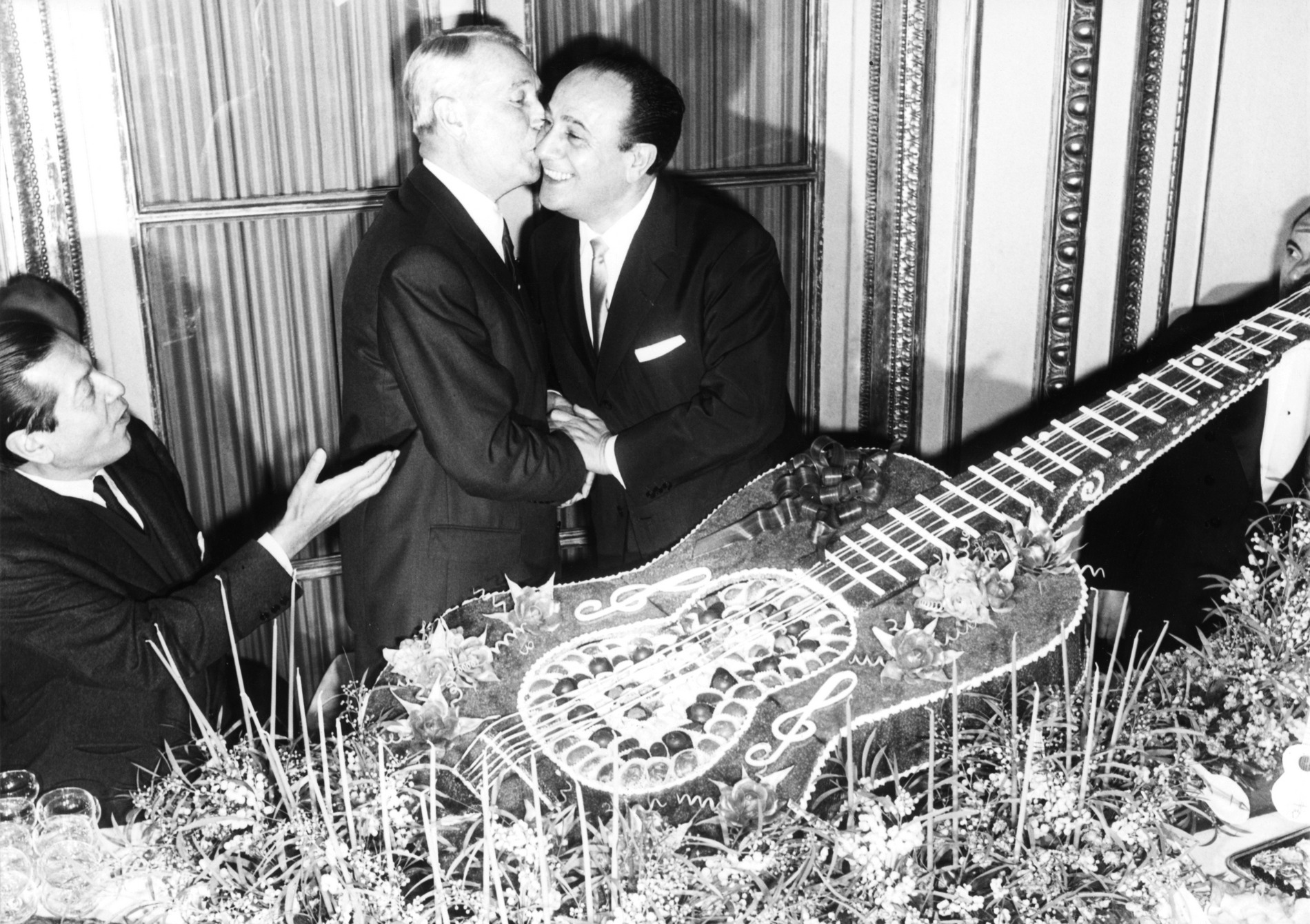 1963.11.19Crillon30ansChansonsTinoRossi02