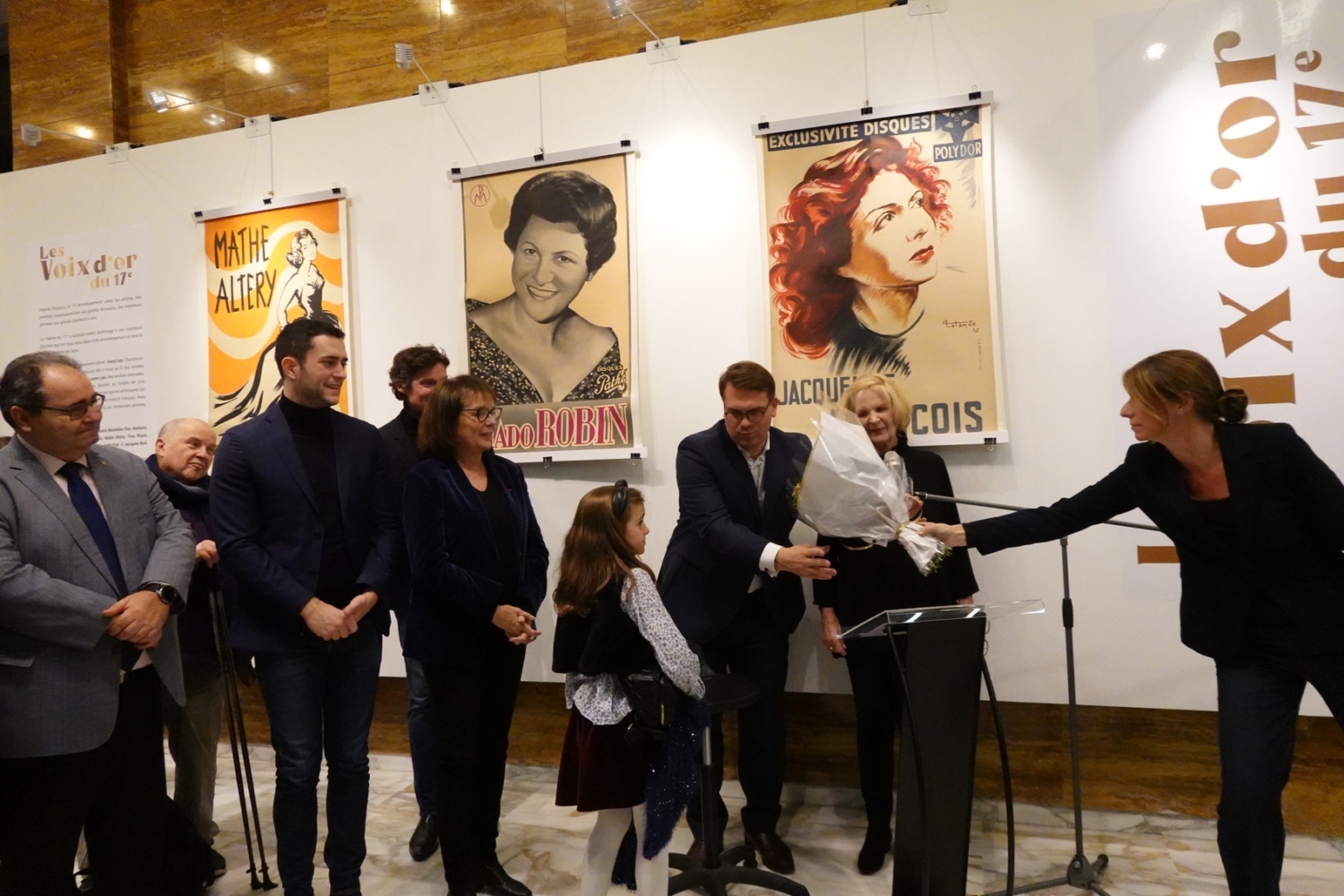 Riz2022.11.30InaugurationVoixdOrDu17eDiscoursBouquetFleurs-01
