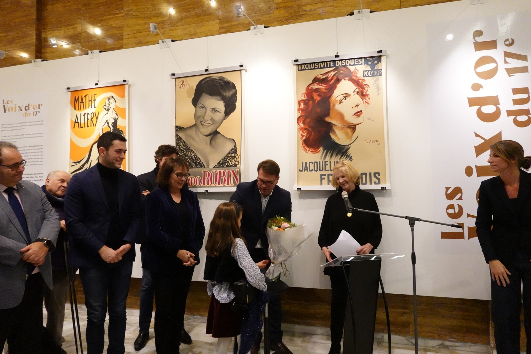 Riz2022.11.30InaugurationVoixdOrDu17eDiscoursBouquetFleurs-02