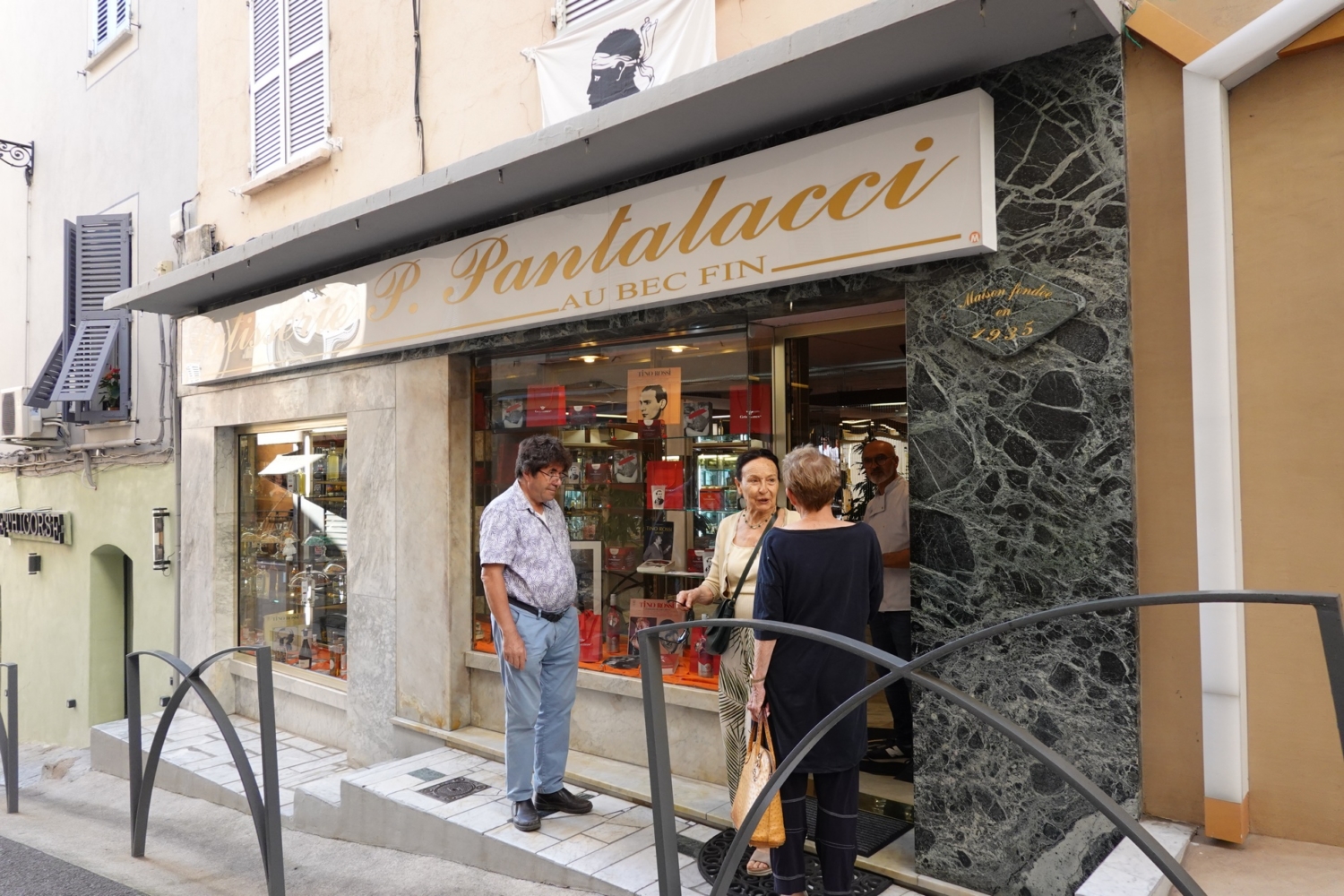 Riz2023.10.01PatisseriePantalacciVitrineHommageTinoRossi-68