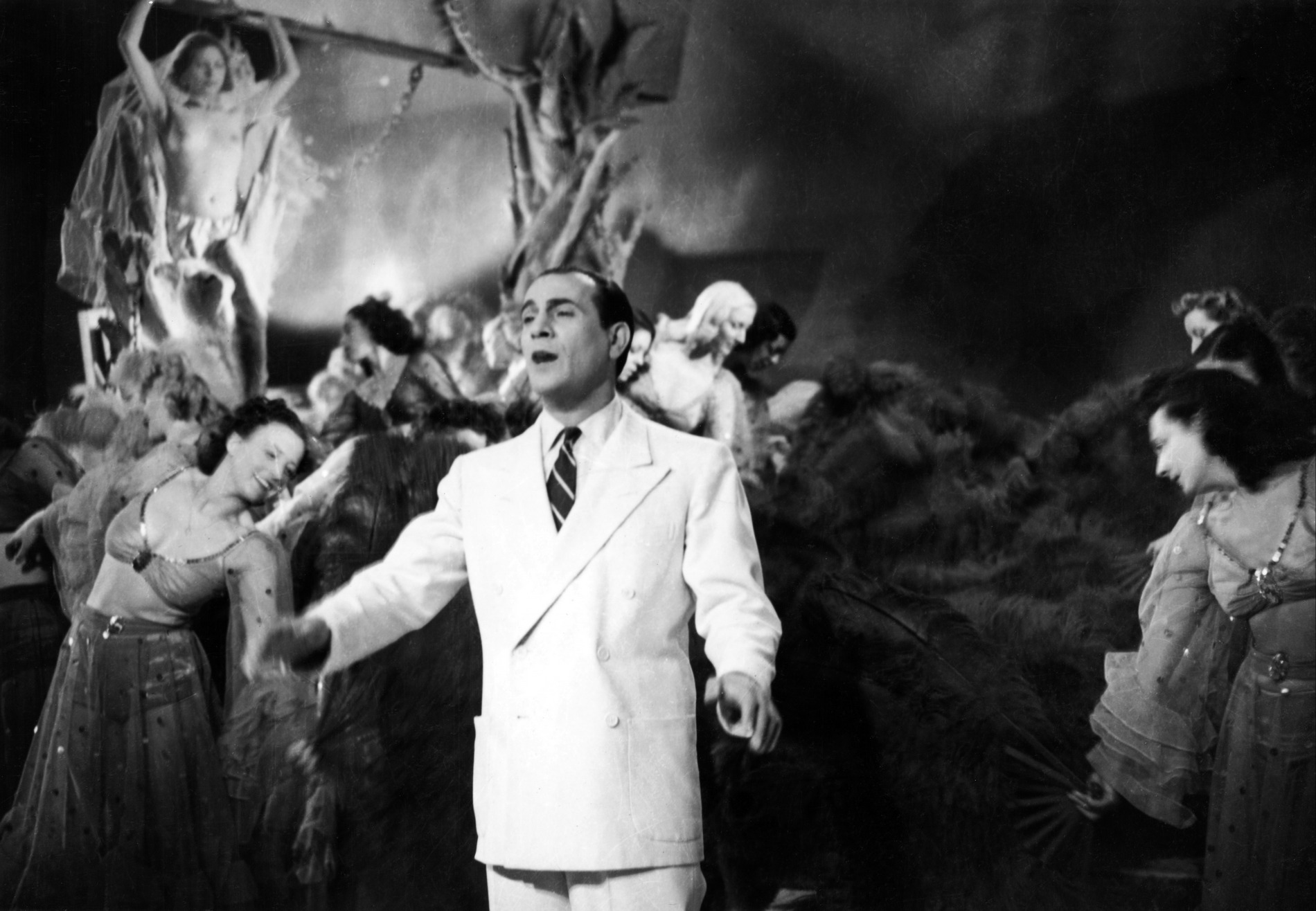 1945FilmSerenadeAuxNuagesNum006