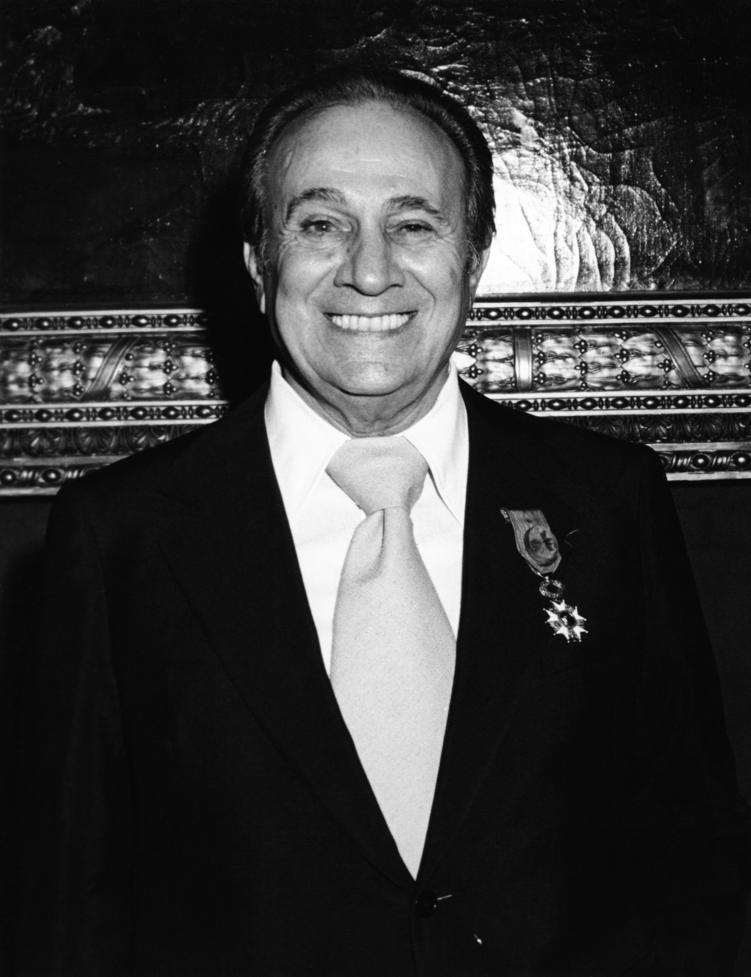 1976.02.10TinoRossiOfficierLegiondHonneur004
