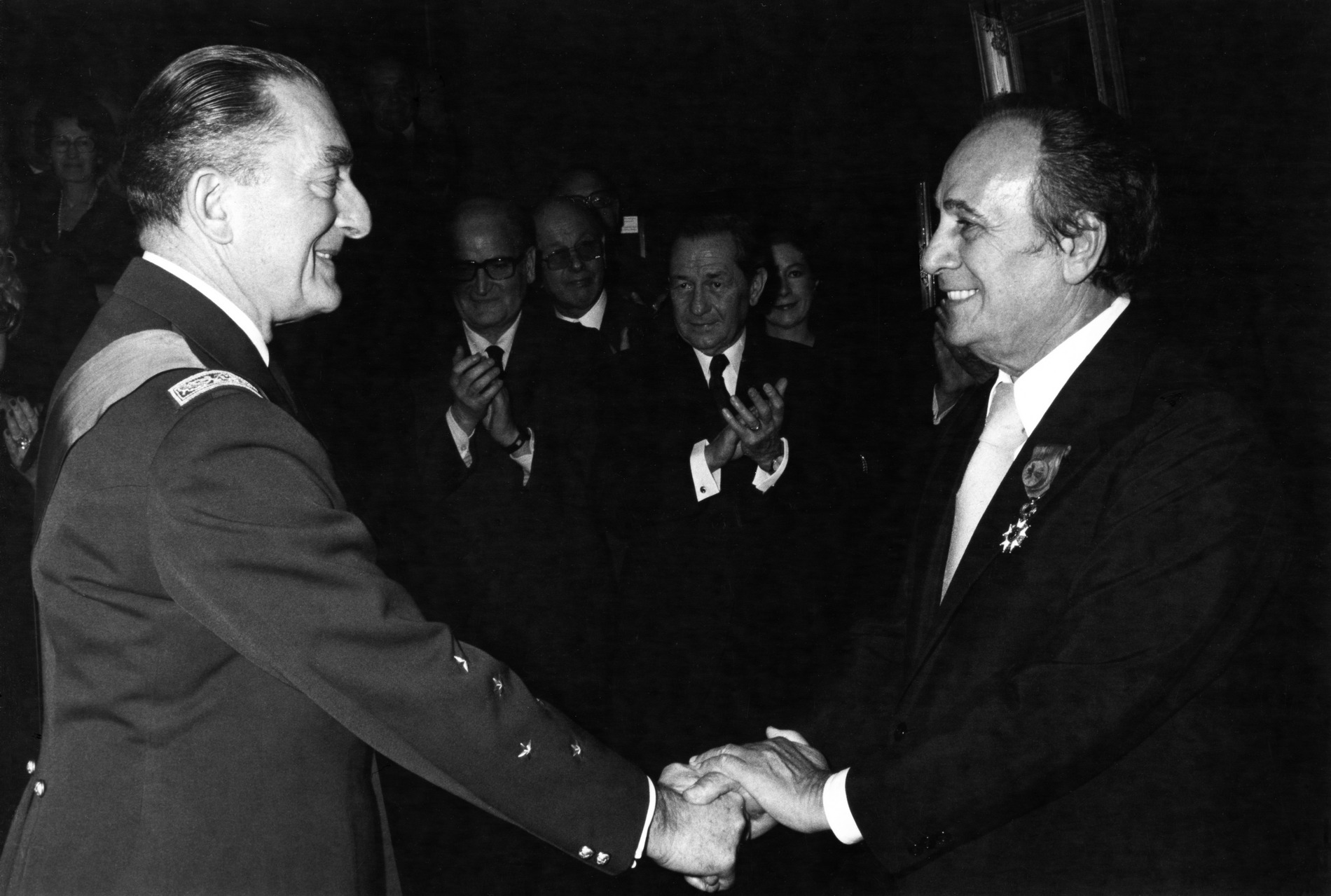 1976.02.10TinoRossiOfficierLegiondHonneur005
