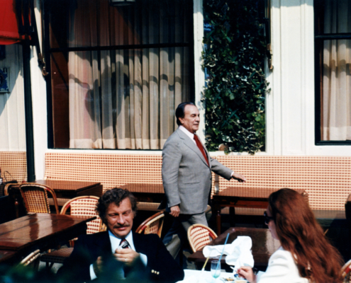 1973TinoRossiDevantLeFouquetsParisNum001