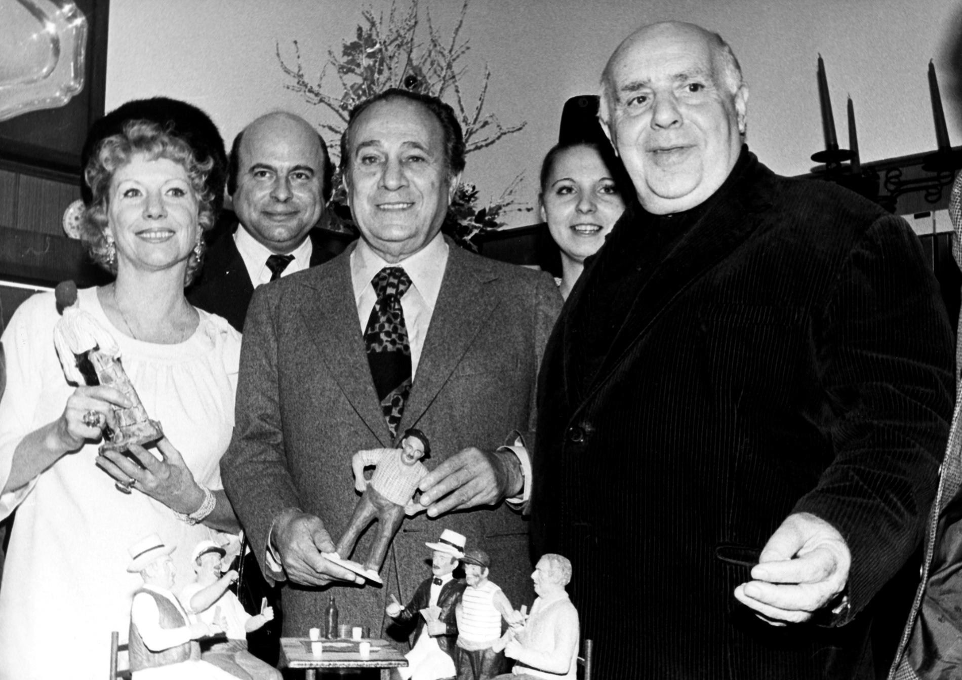 1975.12.17TinoRossiJPagnolSantonsChezRosselNum002