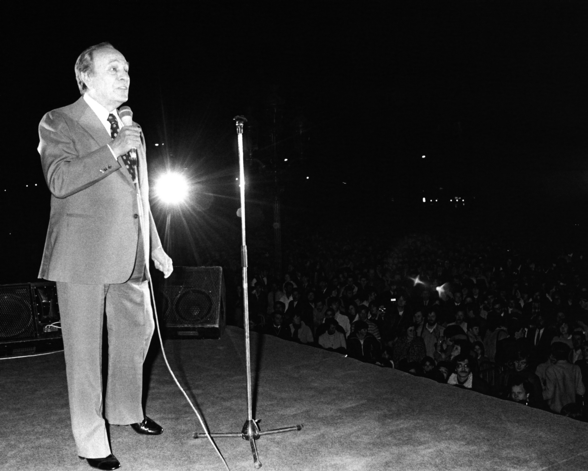 1982.04.27LaNuitDeLaChansonFrancaiseTinoRossiSurSceneNum001