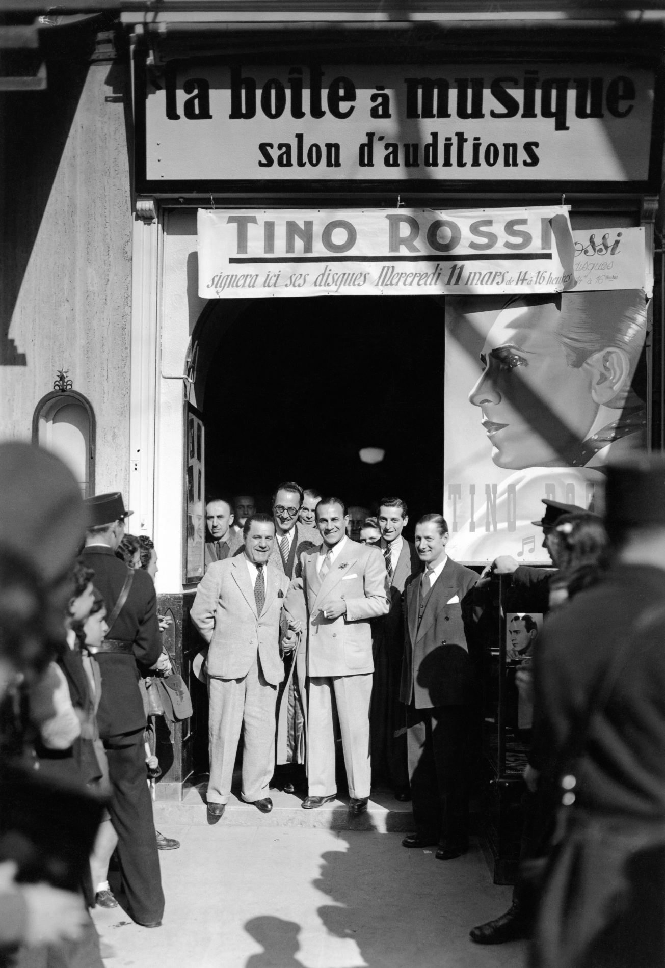 1942.03.11TinoRossiEnSeanceDedicaceLaBoiteaMusiqueNiceNum001