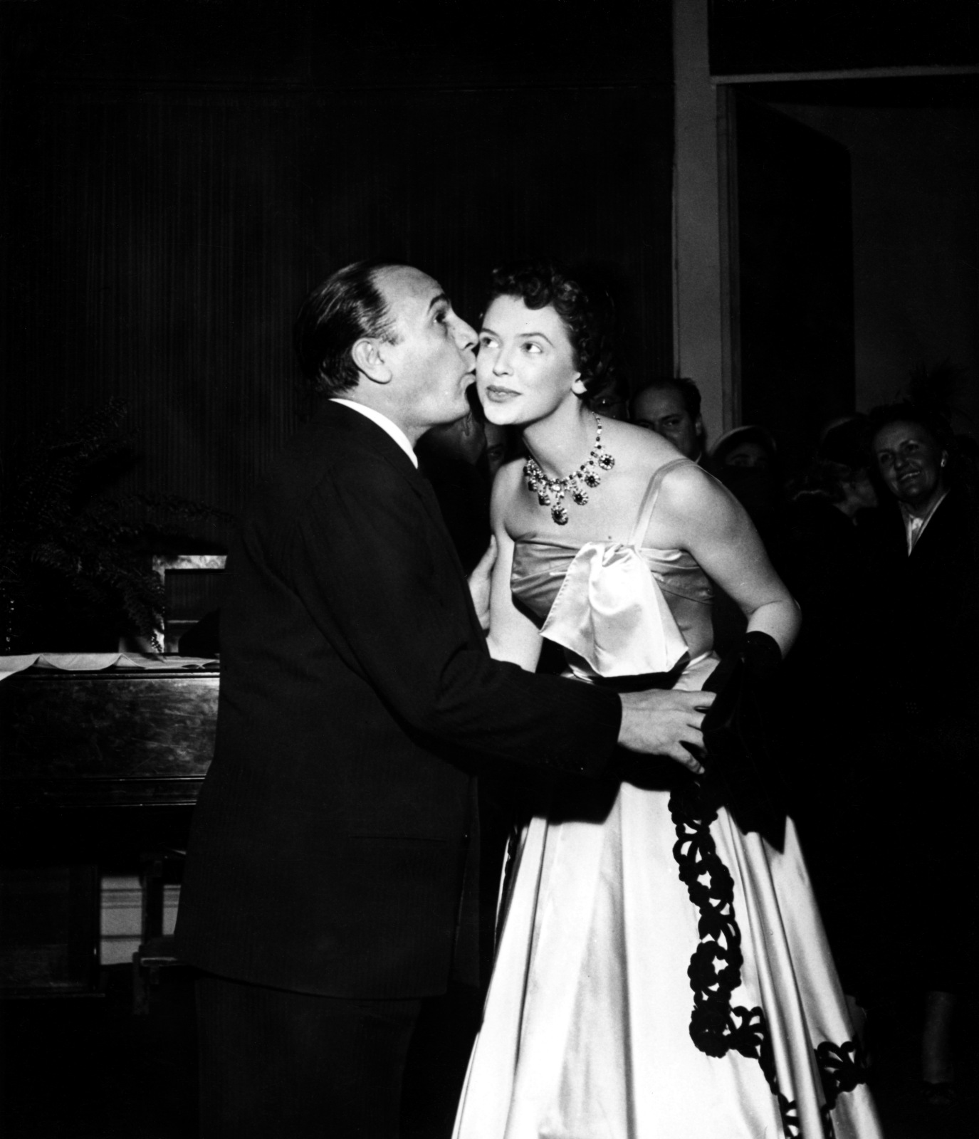 1953.01.29SecondeCeremonieChevalierLegionHonneurTinoRossiNum002