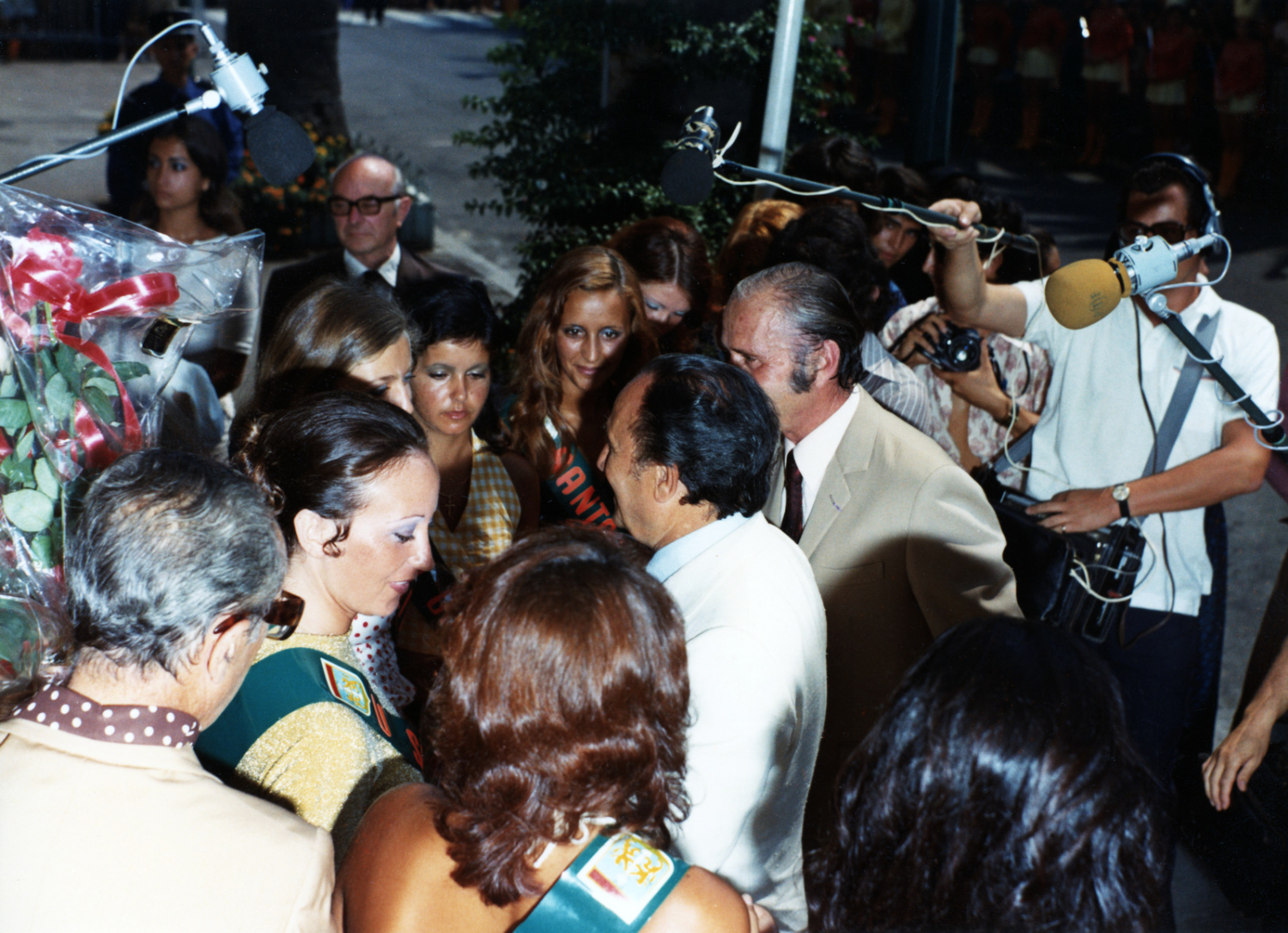 1973.08.14TinoRossiCeremonieMairieAjaccioNestyFischerNum020