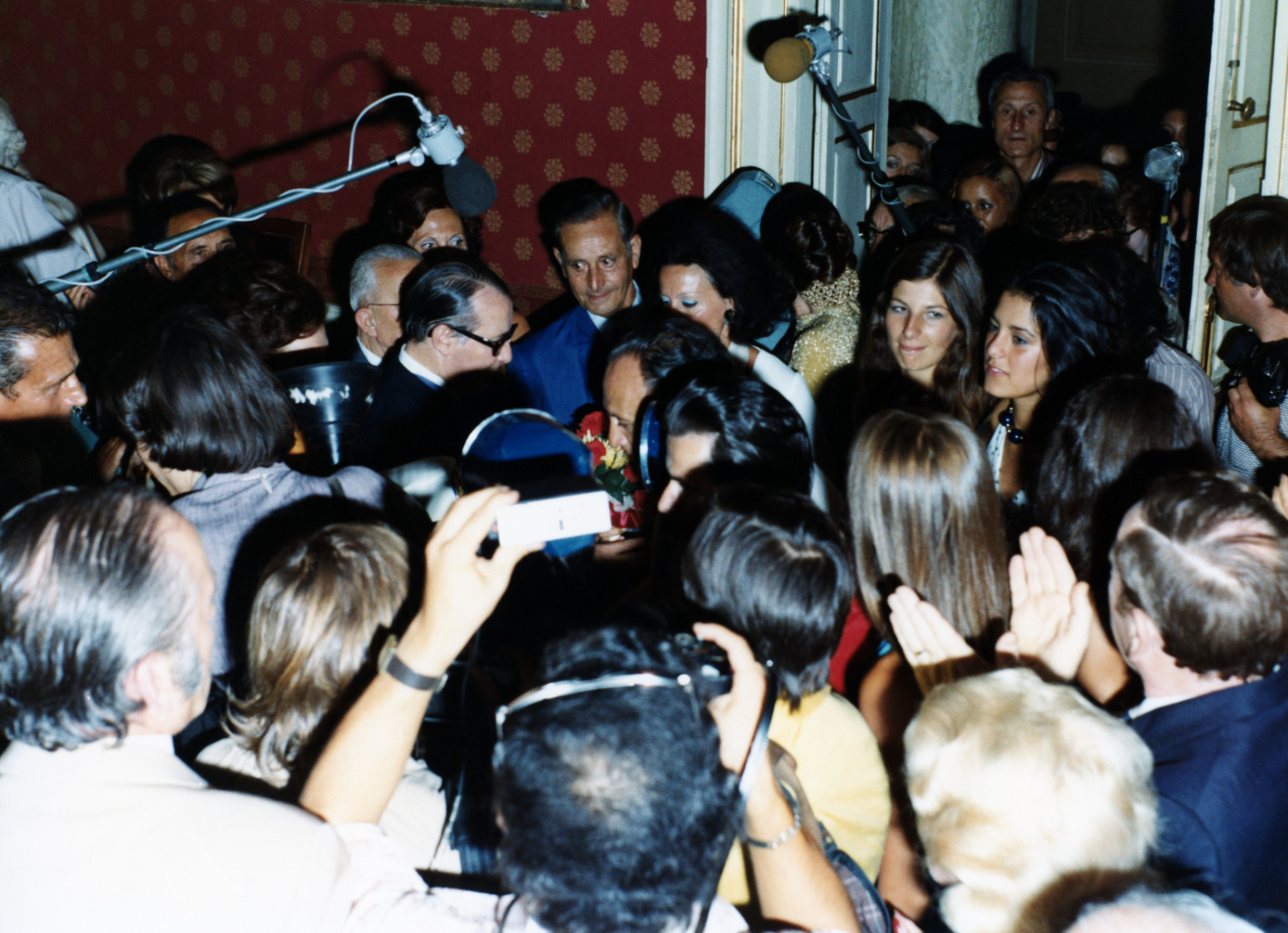 1973.08.14TinoRossiCeremonieMairieAjaccioNestyFischerNum034