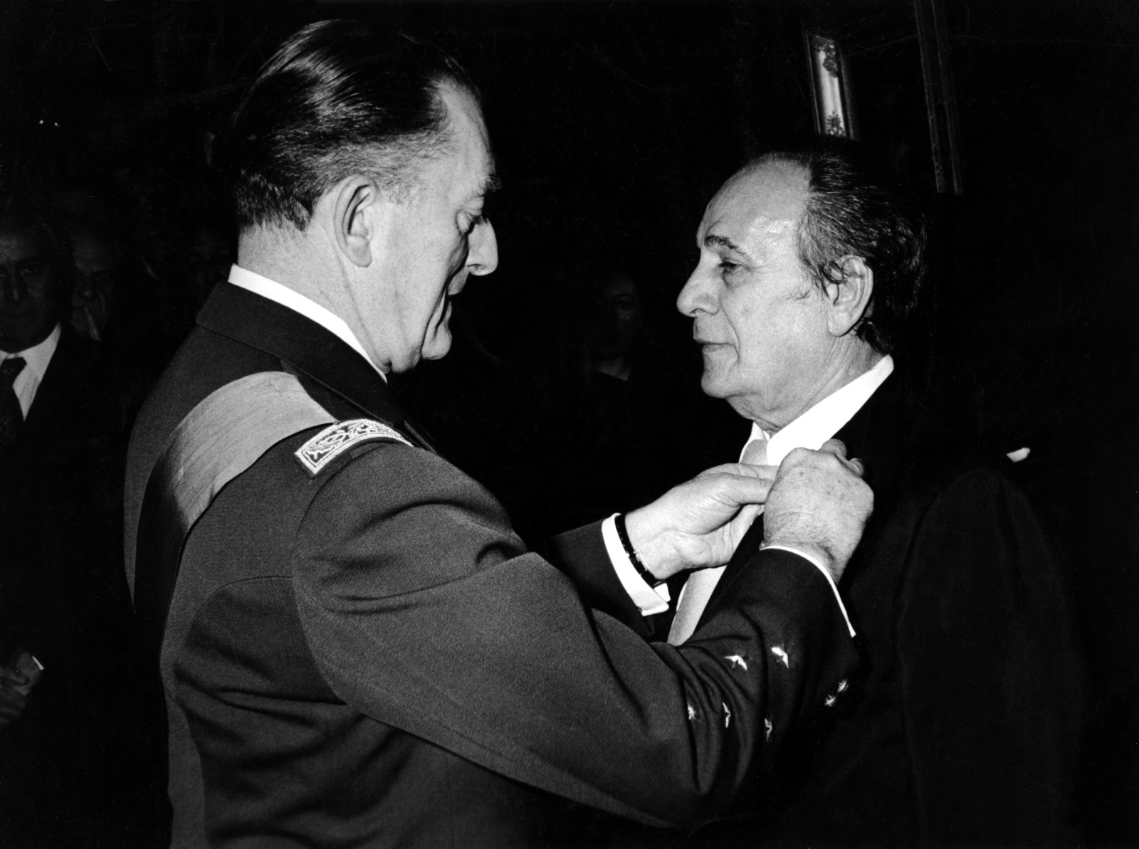 1976.02.10TinoRossiOfficierLegiondHonneur006