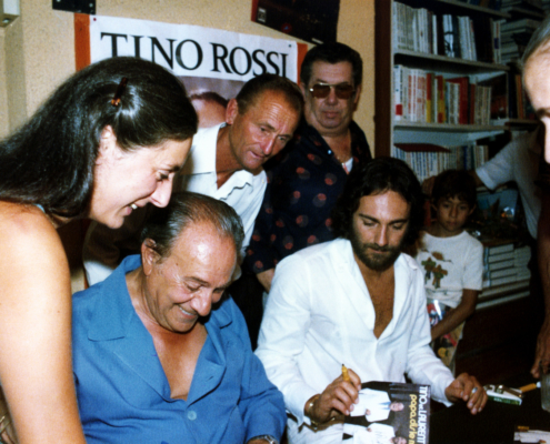 1980.08.12TinoRossiLibrairieHachetteAjaccio15