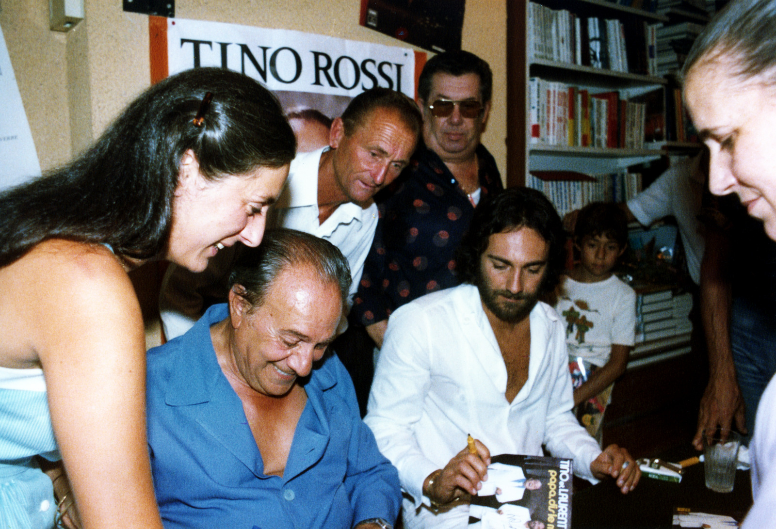 1980.08.12TinoRossiLibrairieHachetteAjaccio15