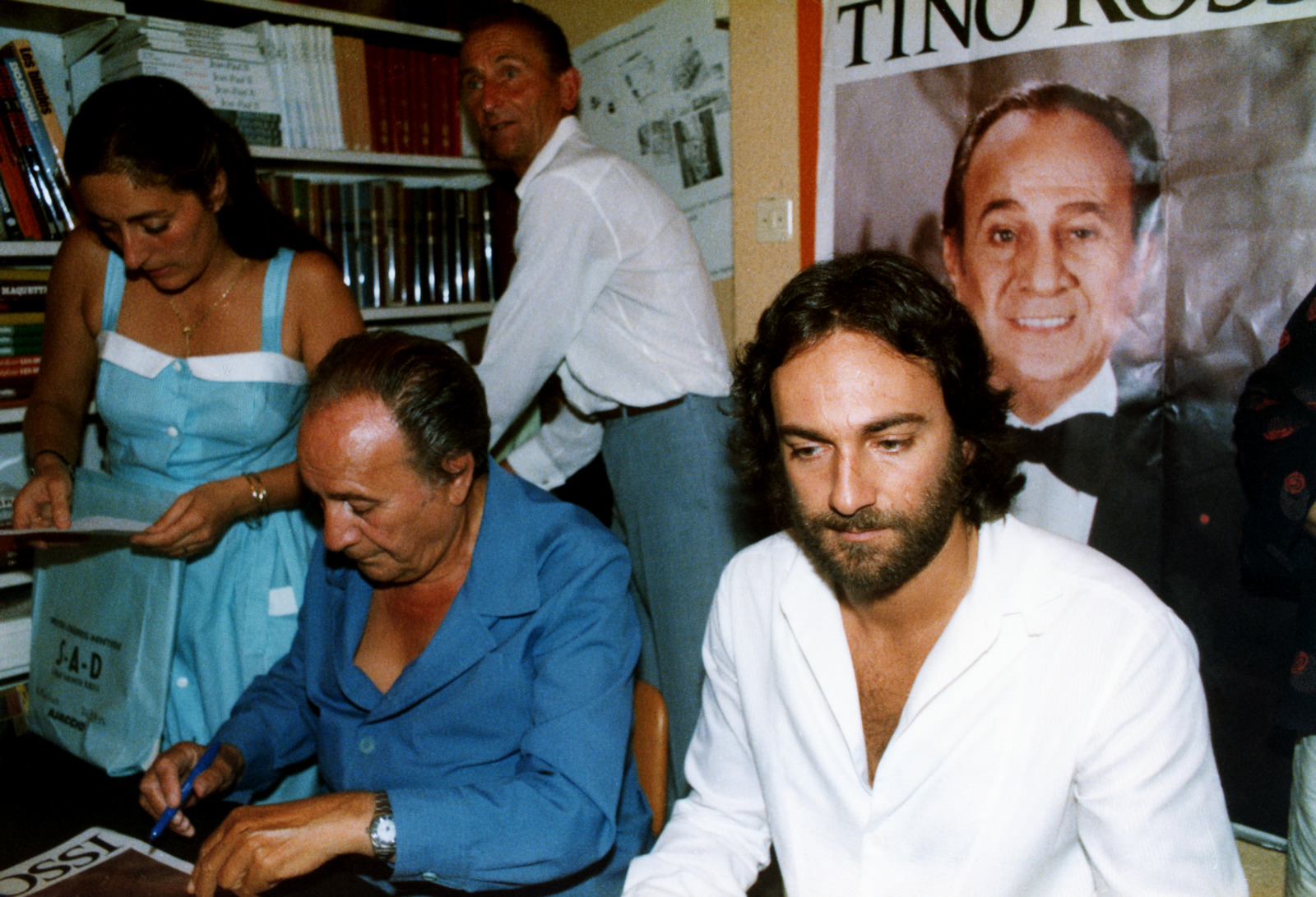 1980.08.12TinoRossiLibrairieHachetteAjaccio17