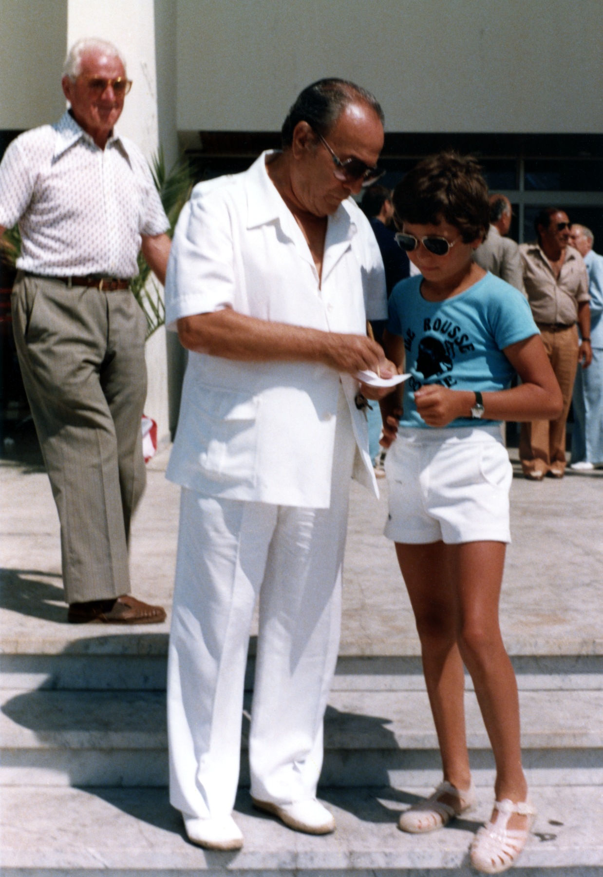 1980.08.15TinoRossiPromenadeAjaccio01