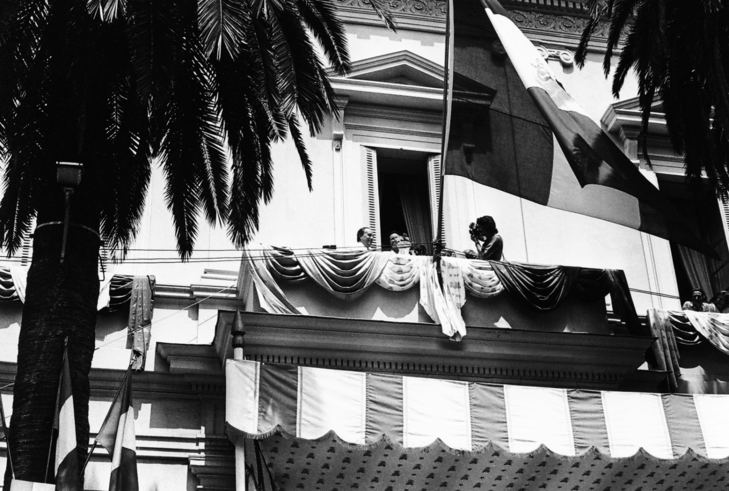 1973.08.14TinoRossiBalconMairieAjaccioNum001