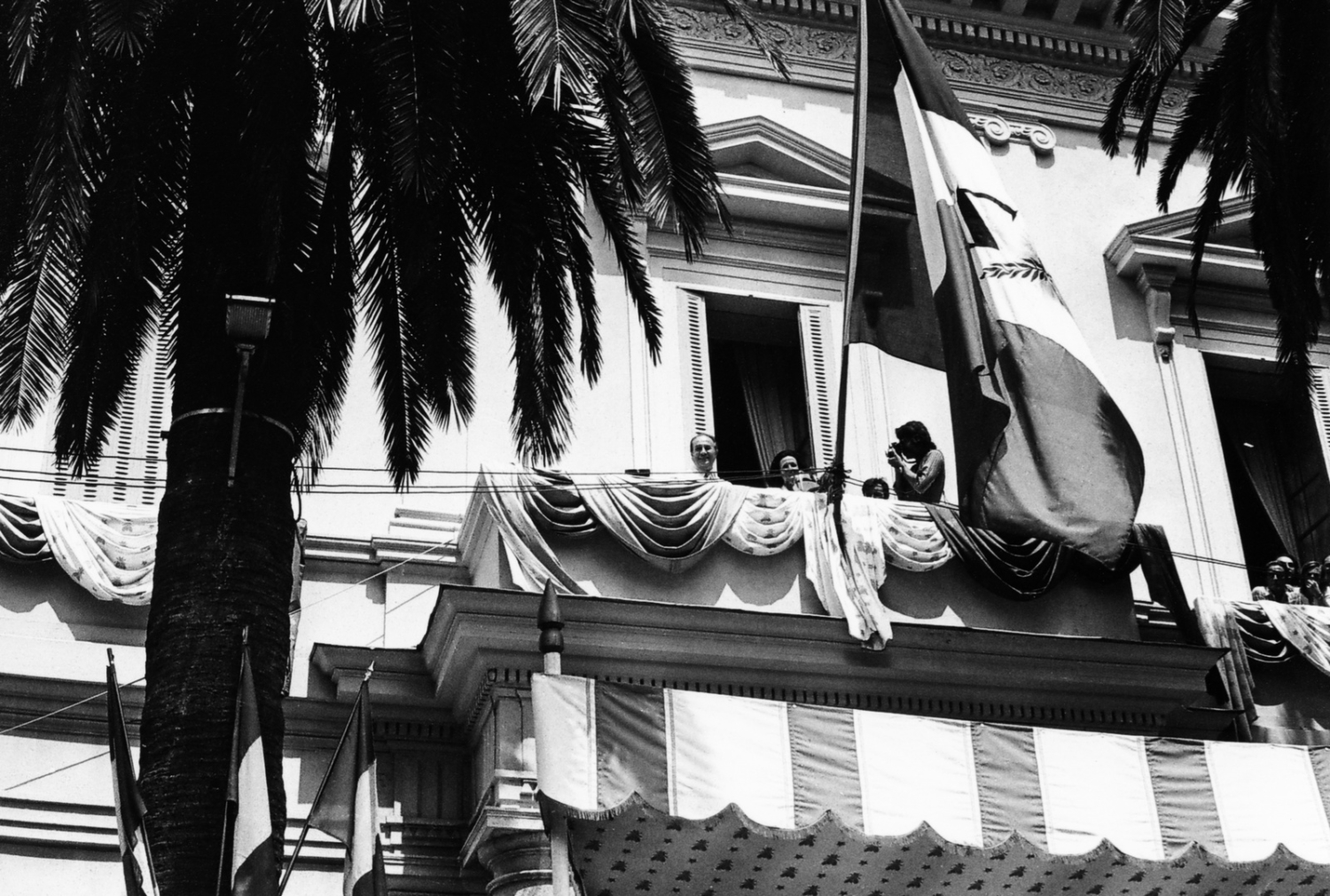 1973.08.14TinoRossiBalconMairieAjaccioNum002