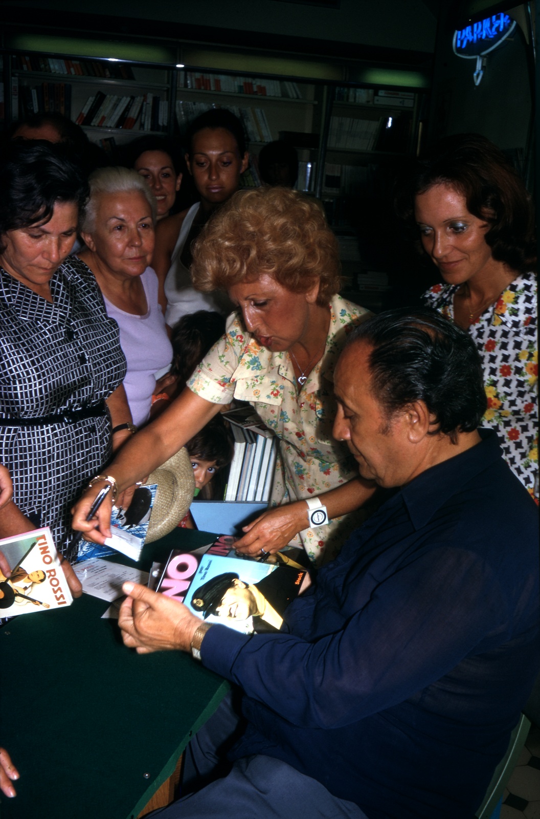 1974.08.09TinoRossiDedicaceLibrairieHachetteAjaccioNum01