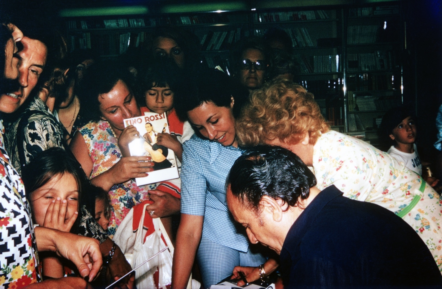 1974.08.09TinoRossiDedicaceLibrairieHachetteAjaccioNum02