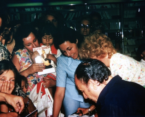 1974.08.09TinoRossiDedicaceLibrairieHachetteAjaccioNum02