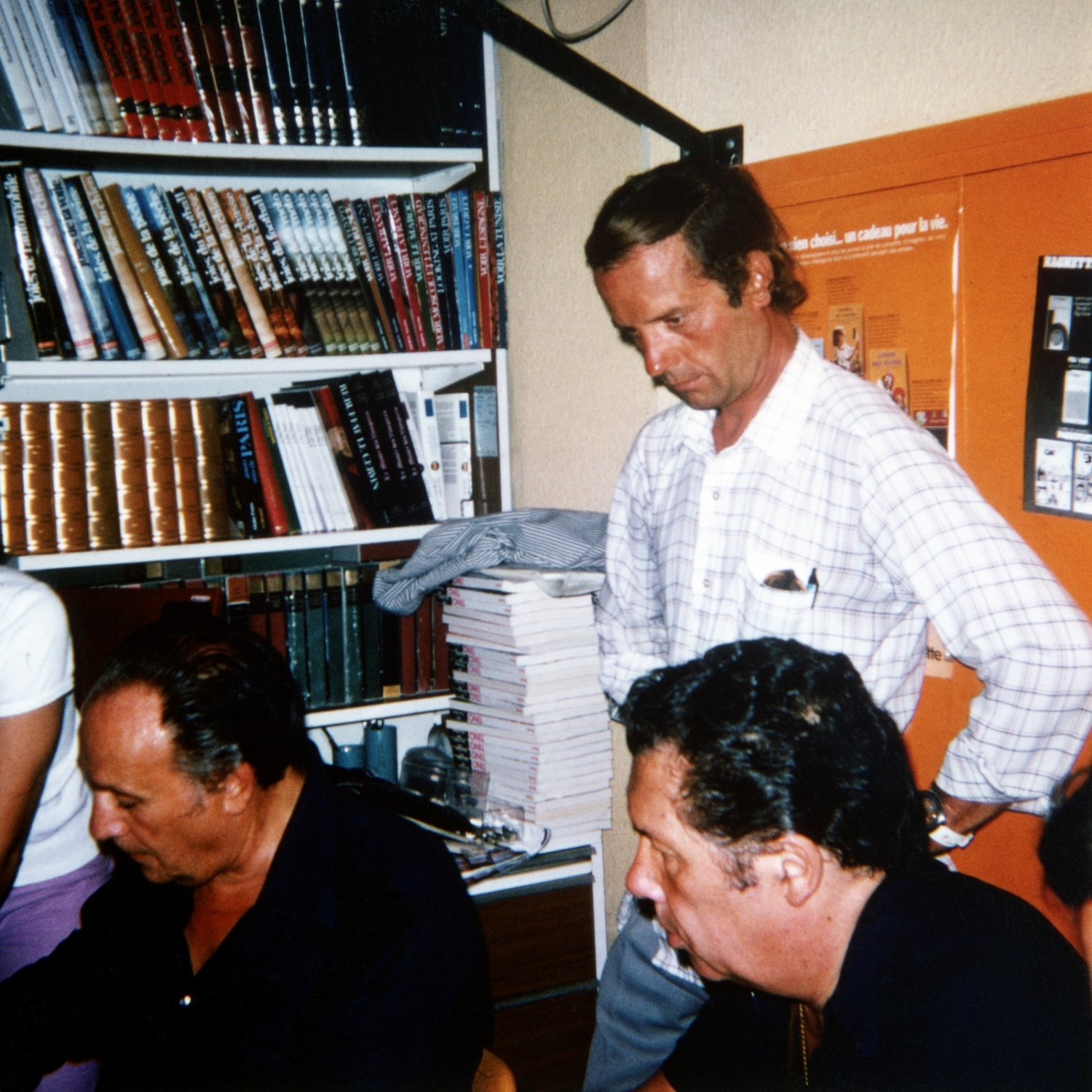 1974.08.09TinoRossiDedicaceLibrairieHachetteAjaccioNum04