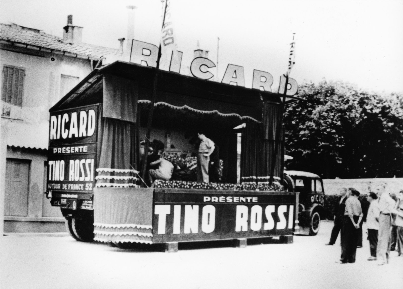 1952SceneMobileRicardTinoRossiTourDeFrance1952