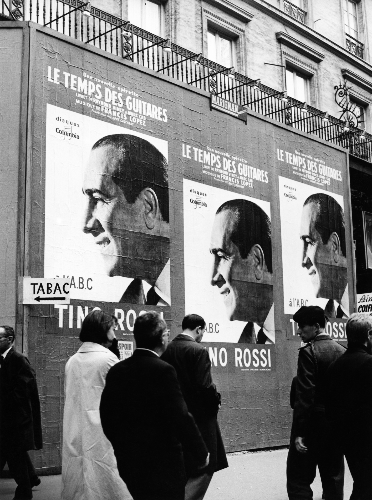 1963.10OperetteLeTempsDesGuitaresPanneauxPublicitairesBoulevardMontmartreParisNum01