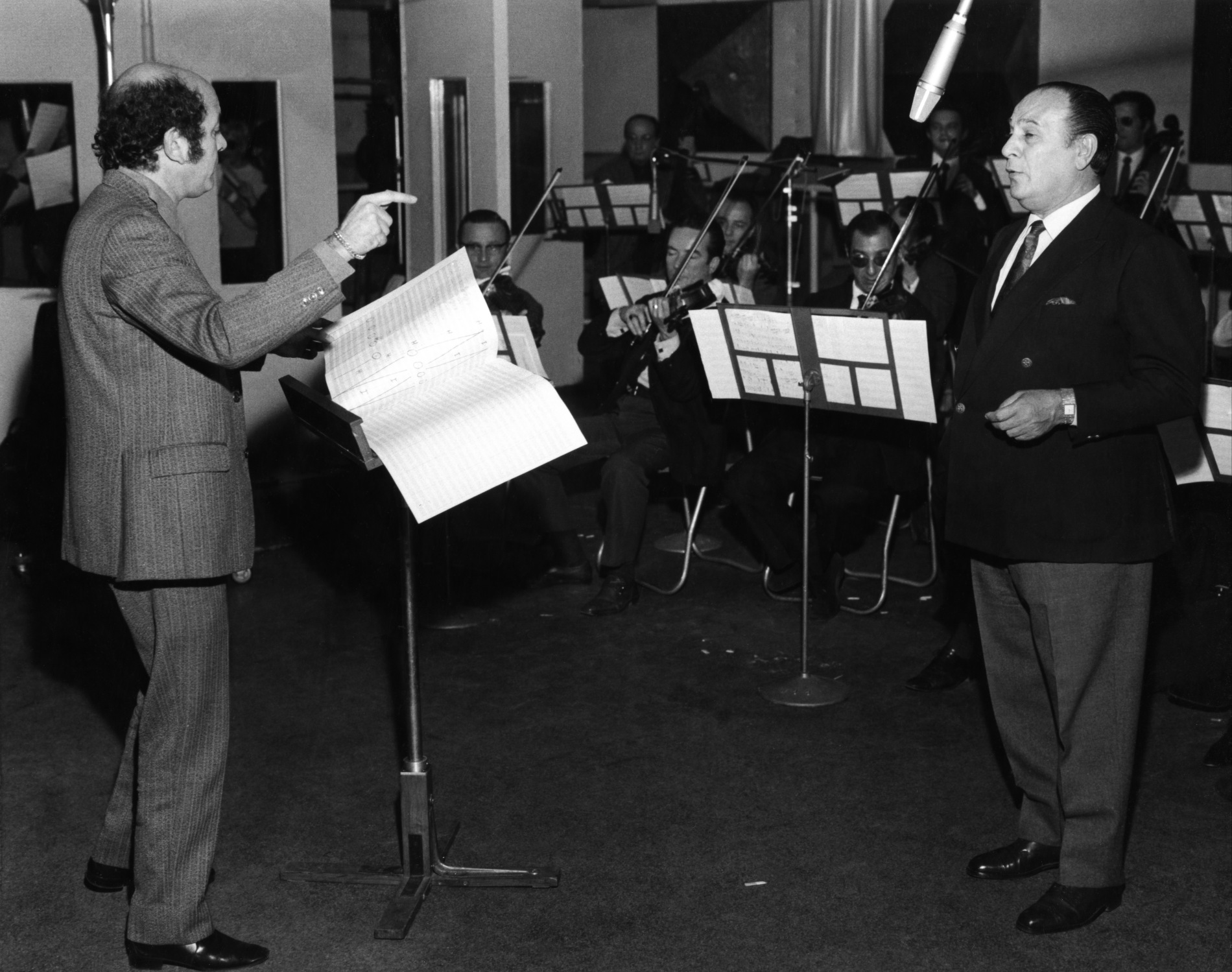 1965CircaTinoRossiSeanceEnregistrementStudioAvecPaulPiotNum01