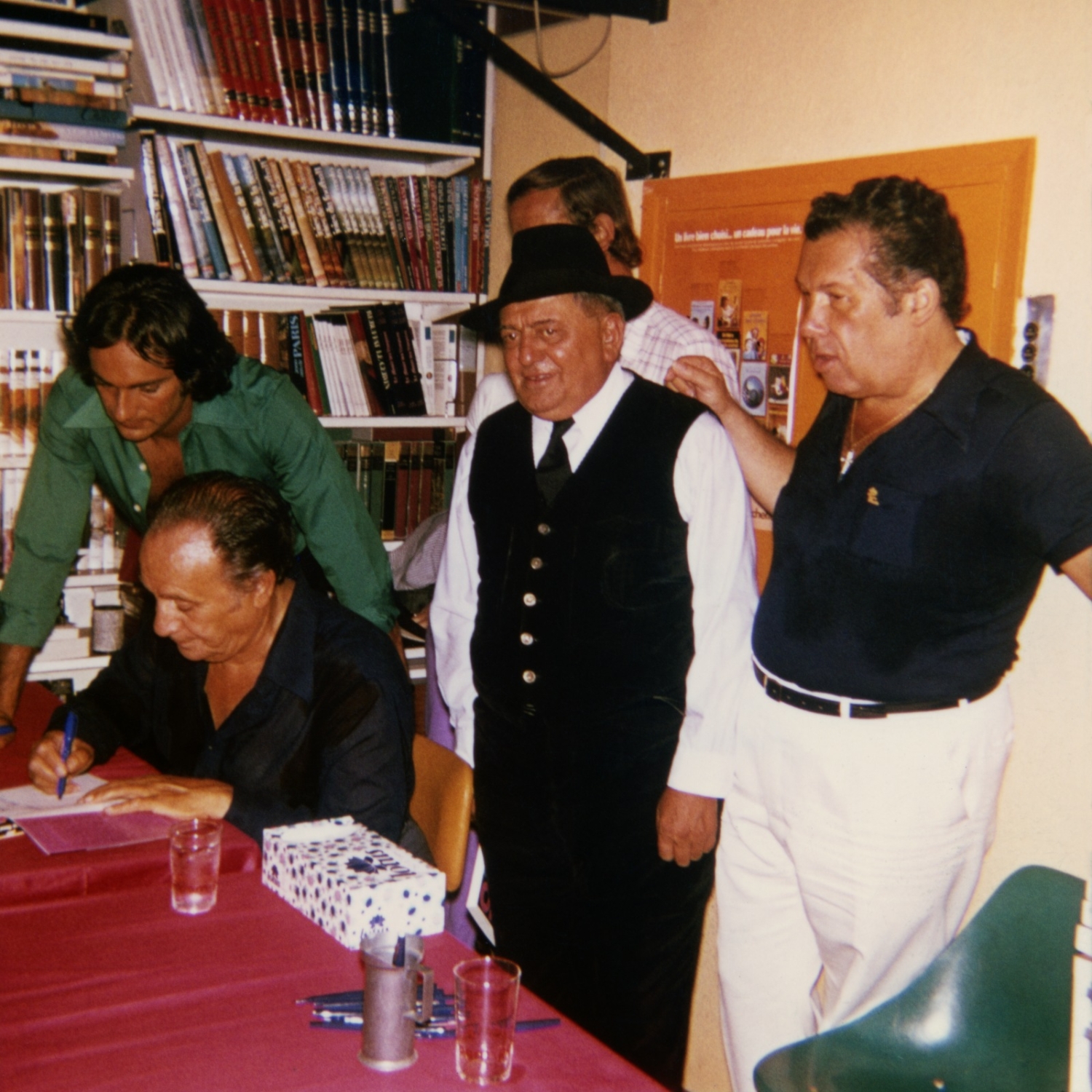 1974.08.09TinoRossiDedicaceLibrairieHachetteAjaccioNum07