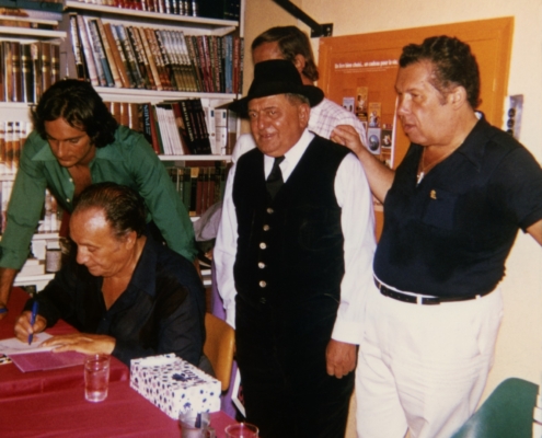 1974.08.09TinoRossiDedicaceLibrairieHachetteAjaccioNum07