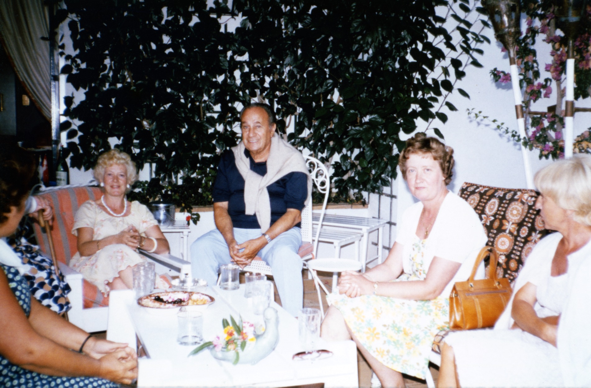 1979.08TinoRossiAuScudoAjaccioRecoitTinorossistesDuClubNum001