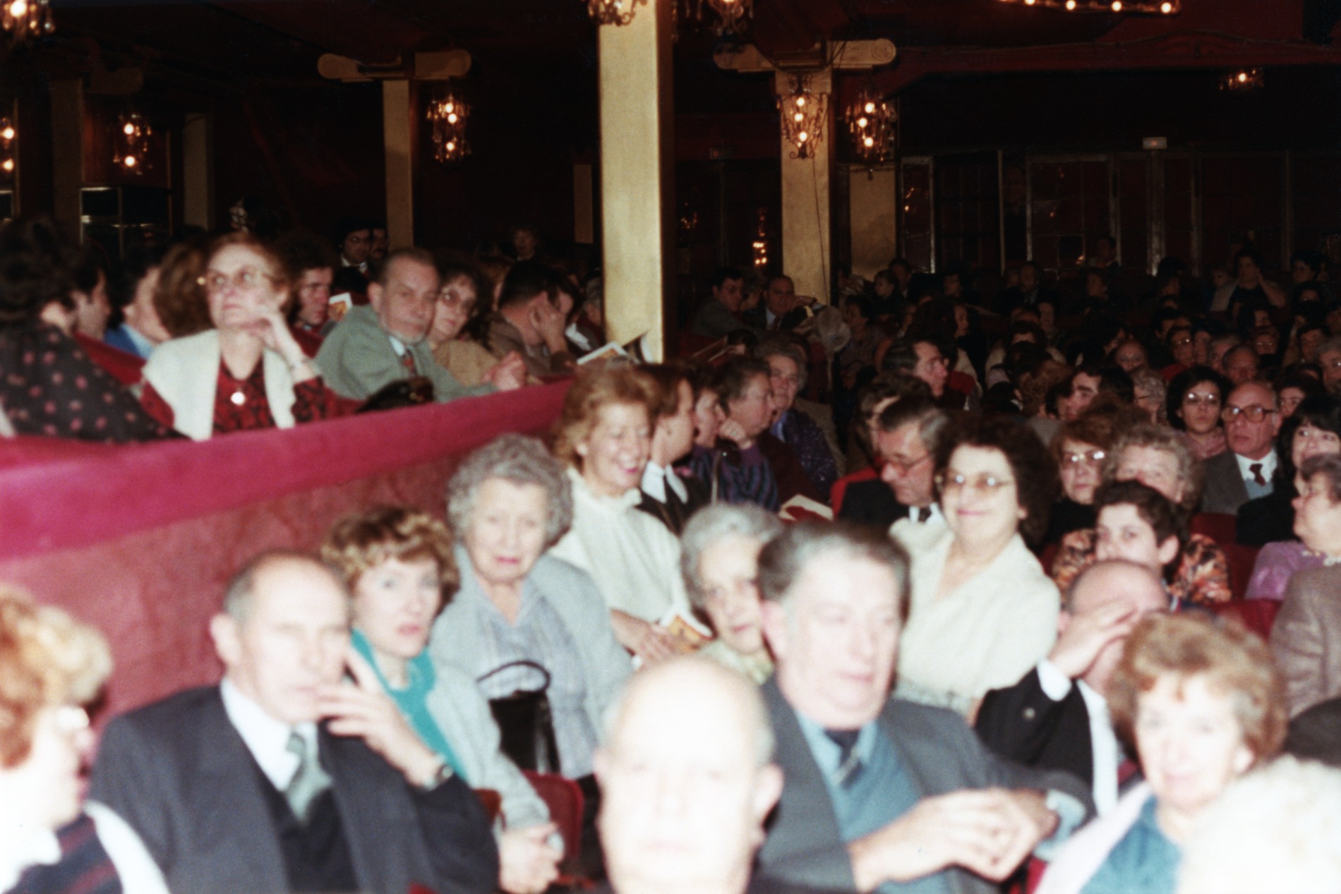 1983.01.02CDPbazPublicSalle002