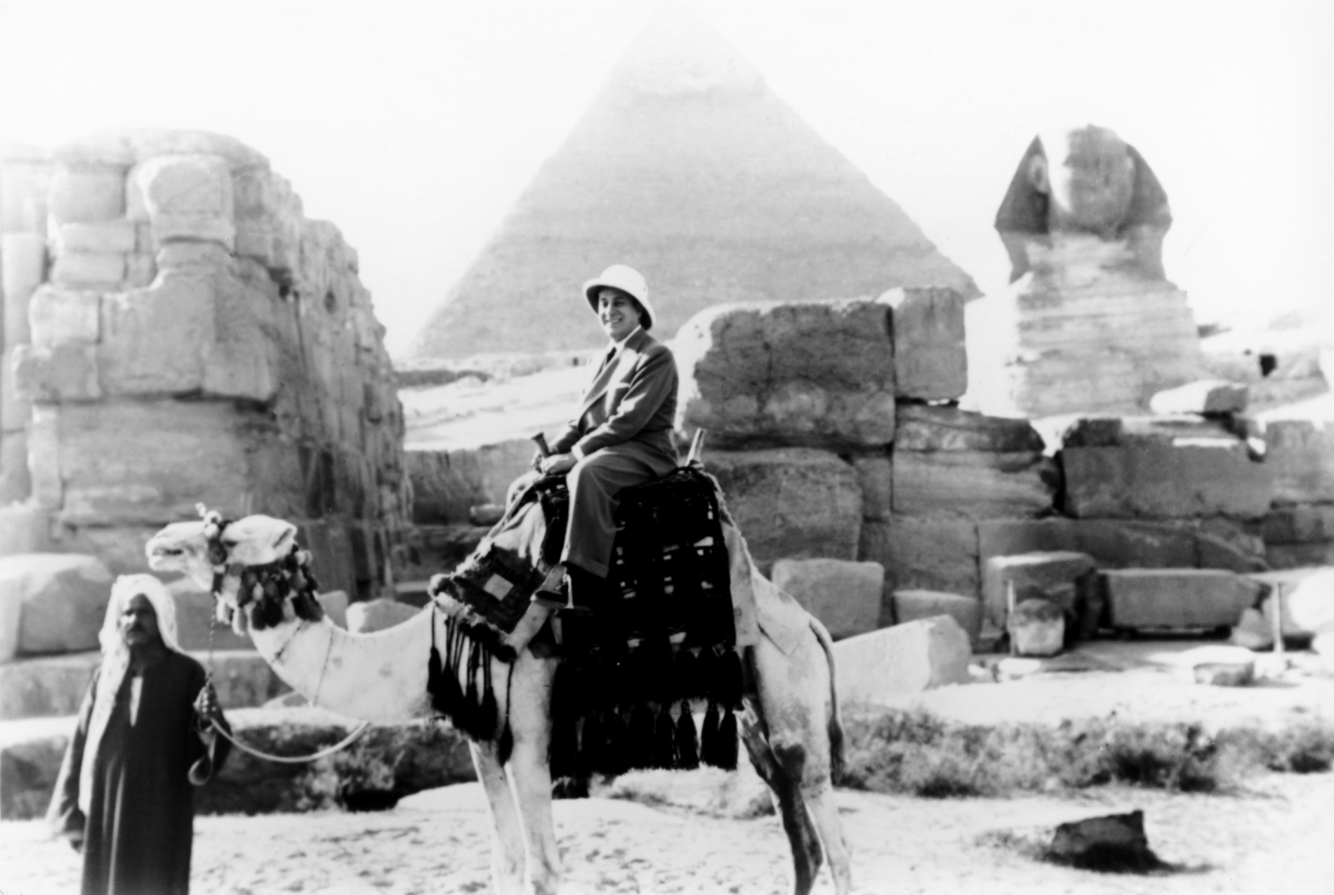 1950.12TinoRossiEgyptePyramides001