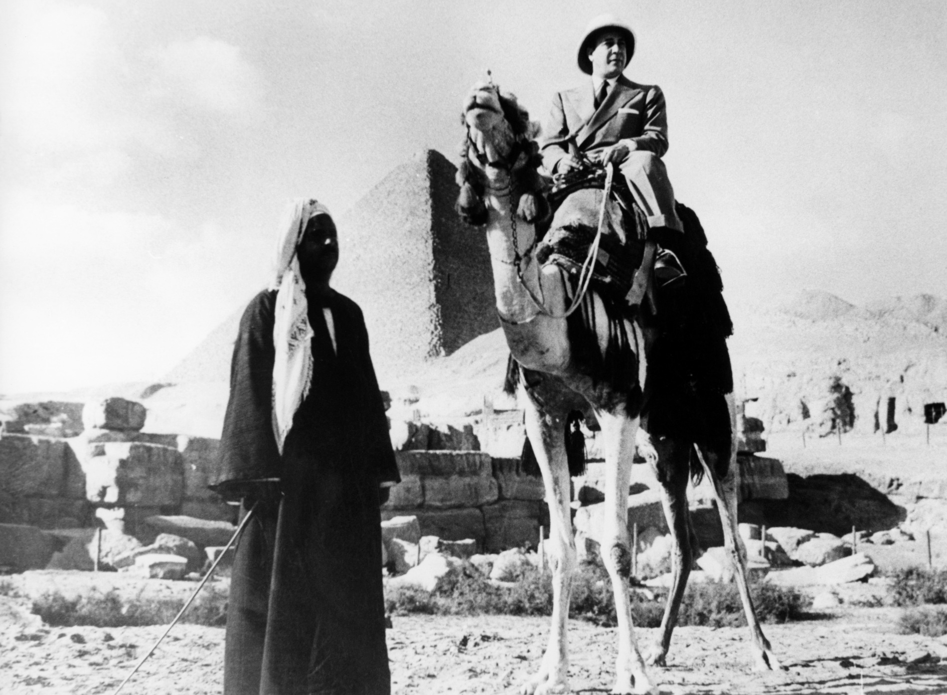 1950.12TinoRossiEgyptePyramides002