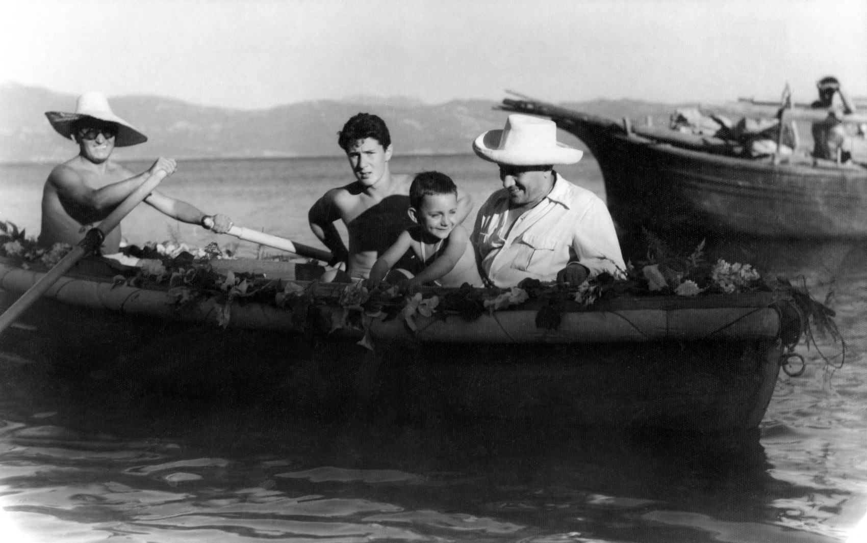 1954.07TinoRossiEtSonFilsLaurentSurUneBarqueDePecheNum01