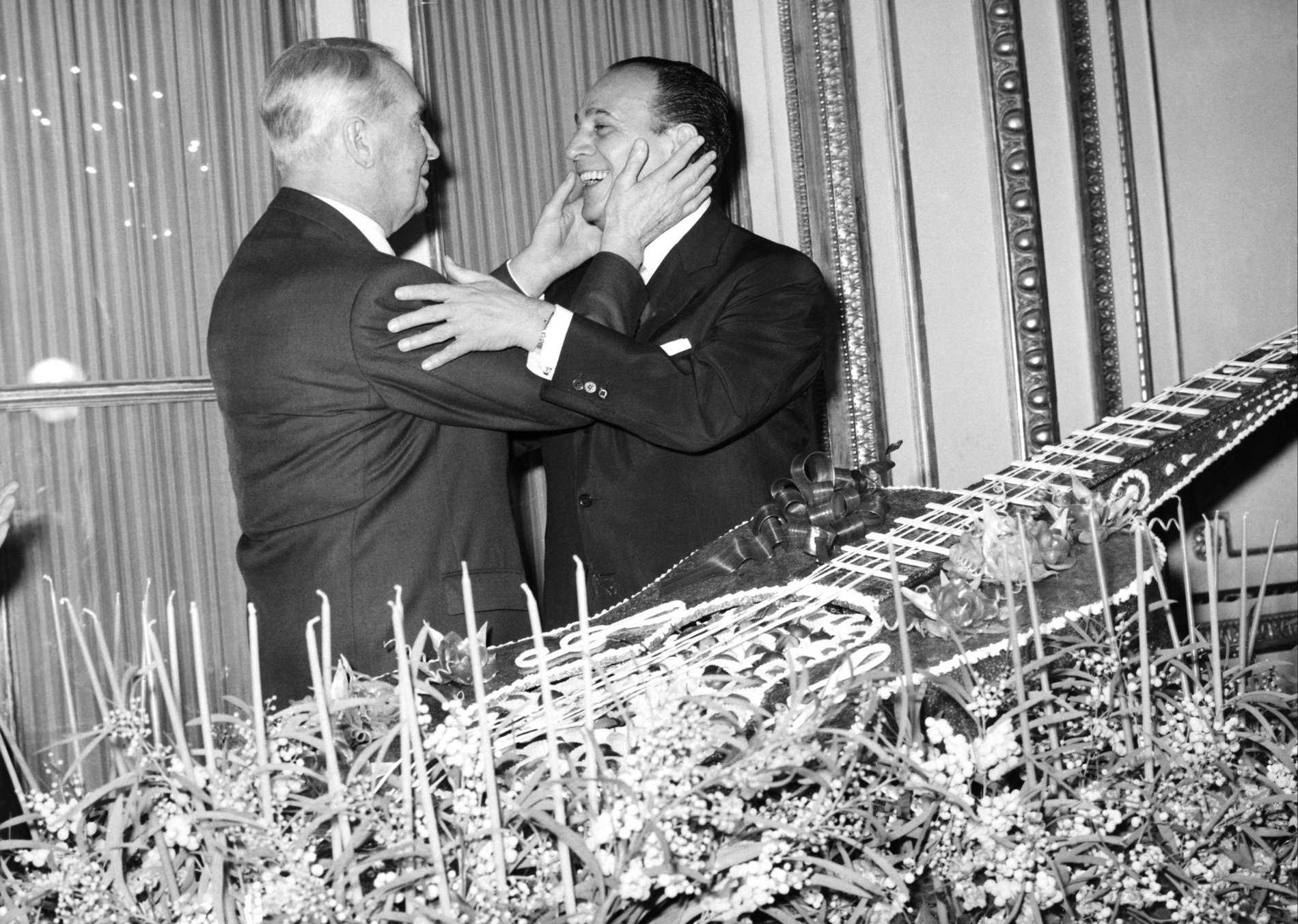 1963.11.19HotelCrillon30ansChansonsTinoRossi01
