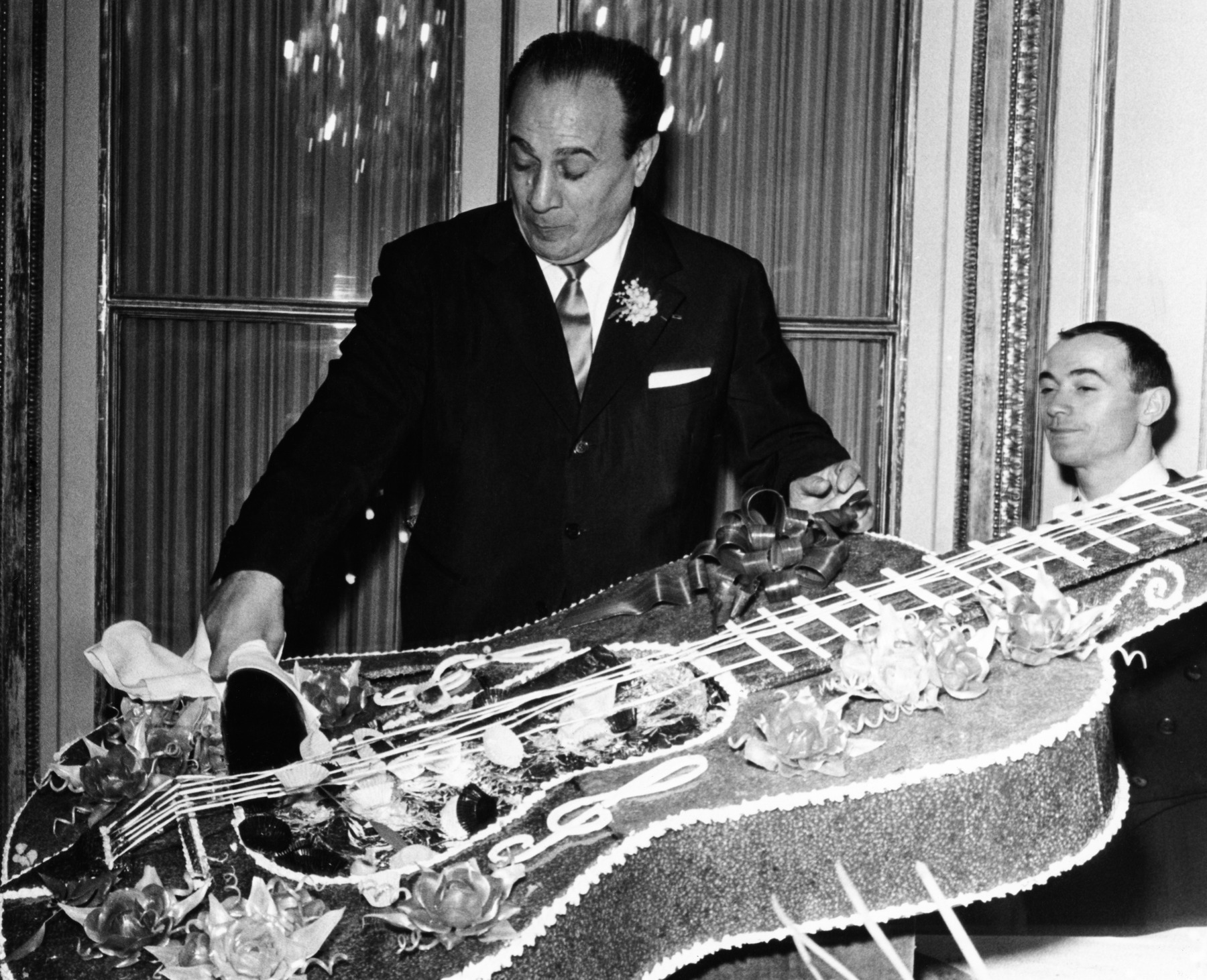 1963.11.19HotelCrillon30ansChansonsTinoRossiCoupeLaGuitareEnNougatineNum001