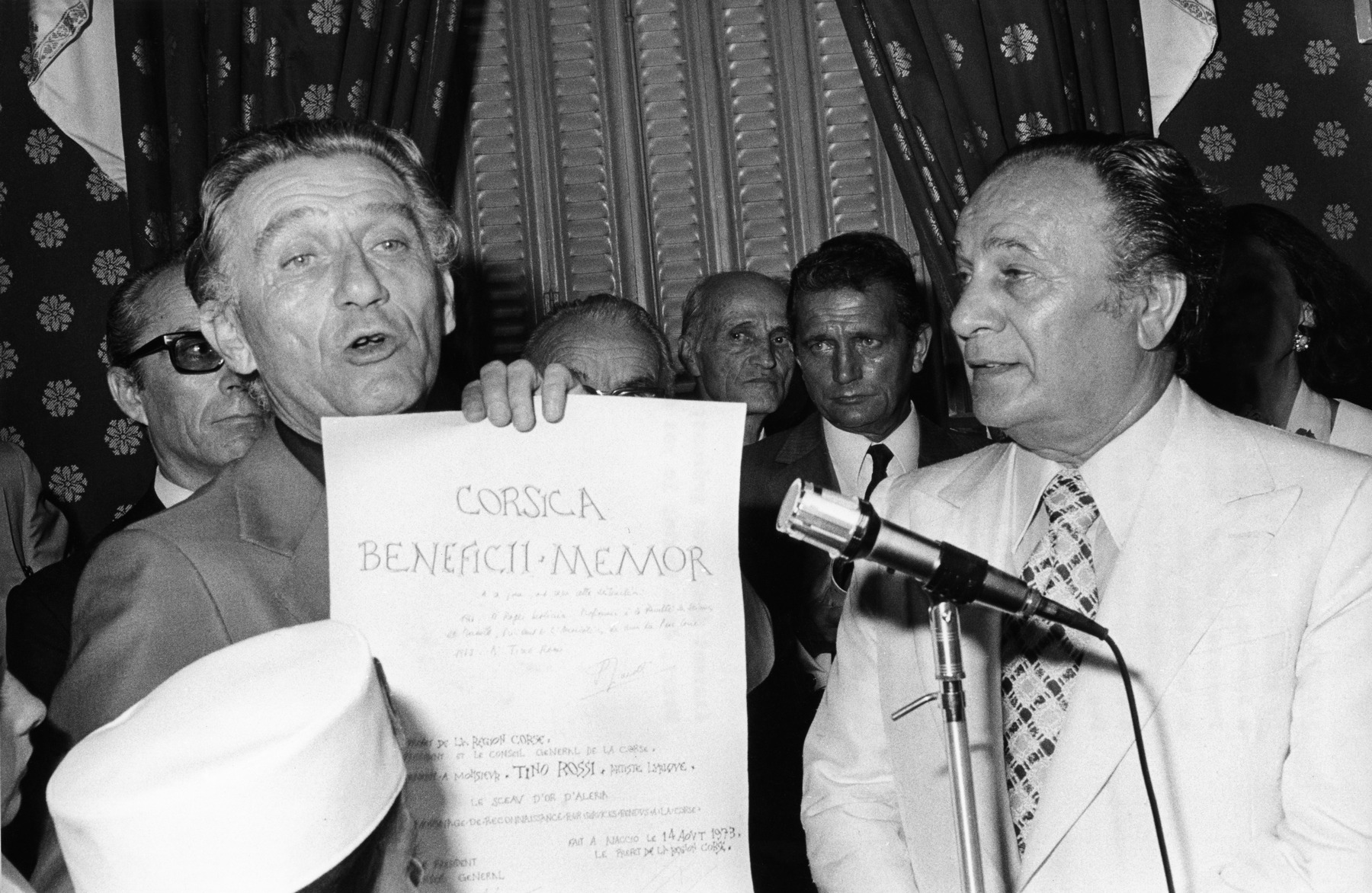 1973.08.14TinoRossiCeremonieMairieAjaccioDesjobertNum001