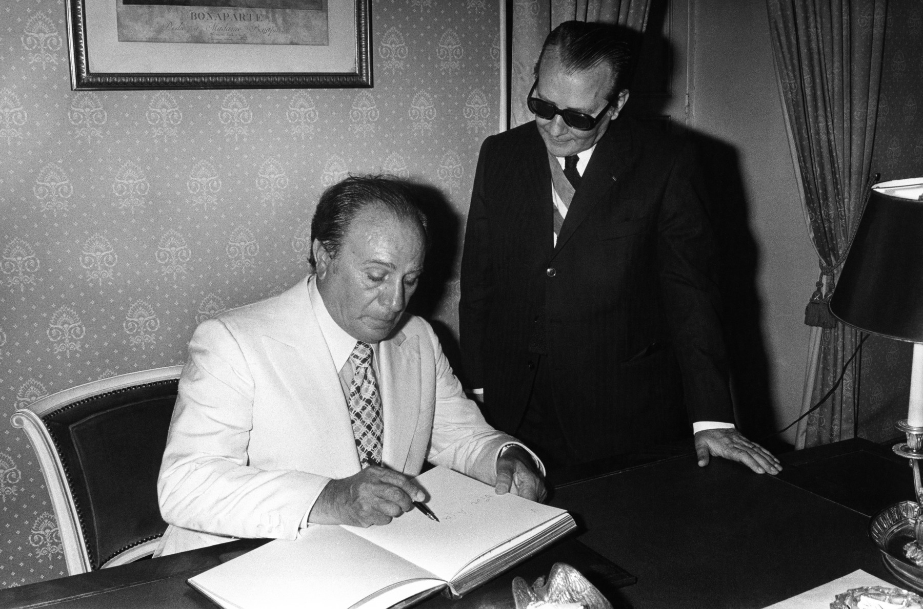 1973.08.14TinoRossiSigneRegistreVilleAjaccioAvecPascalRossiniNum001