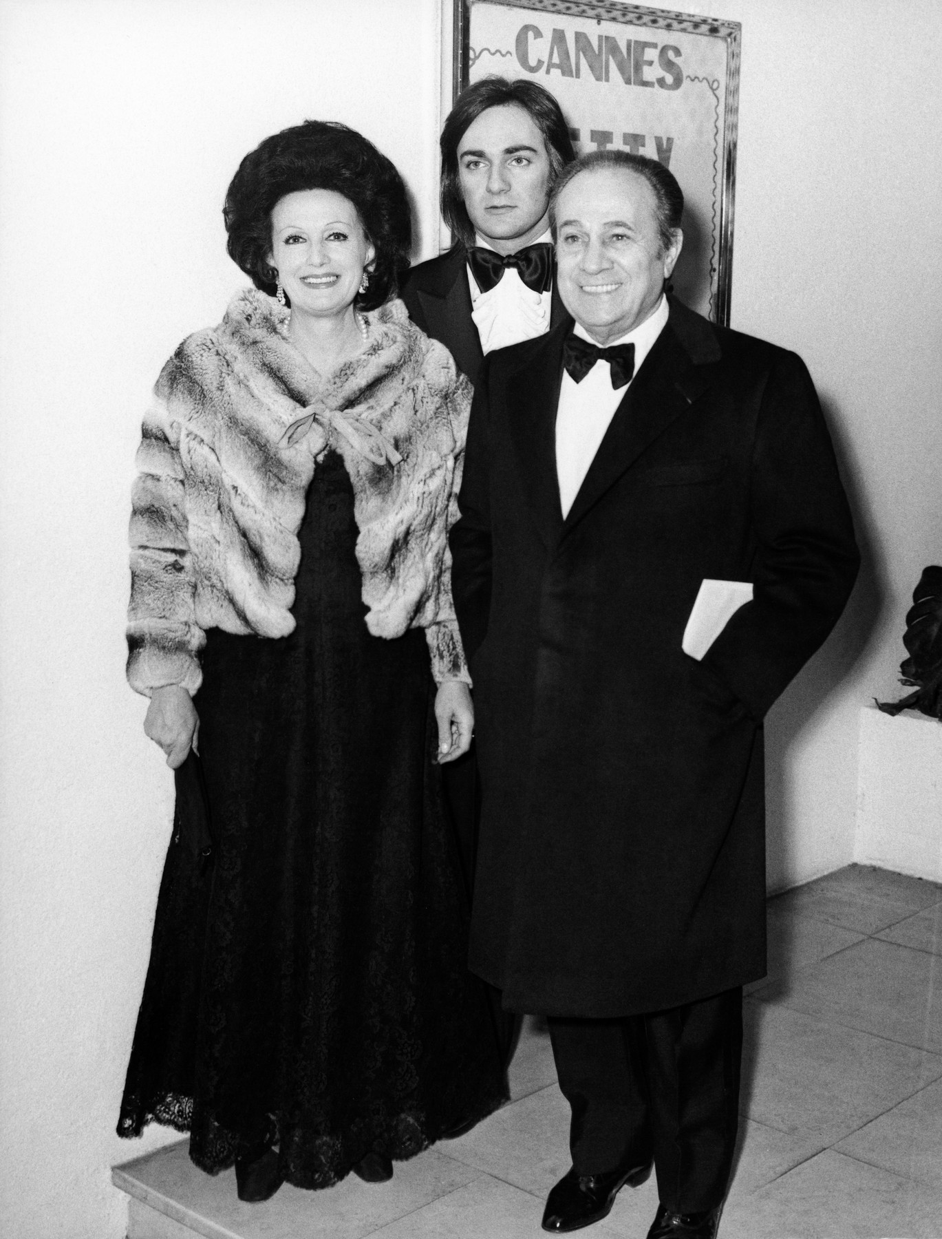 1973.01.24TinoRossiLiliaEtLaurentArriventAuGalaDuMidemNum01