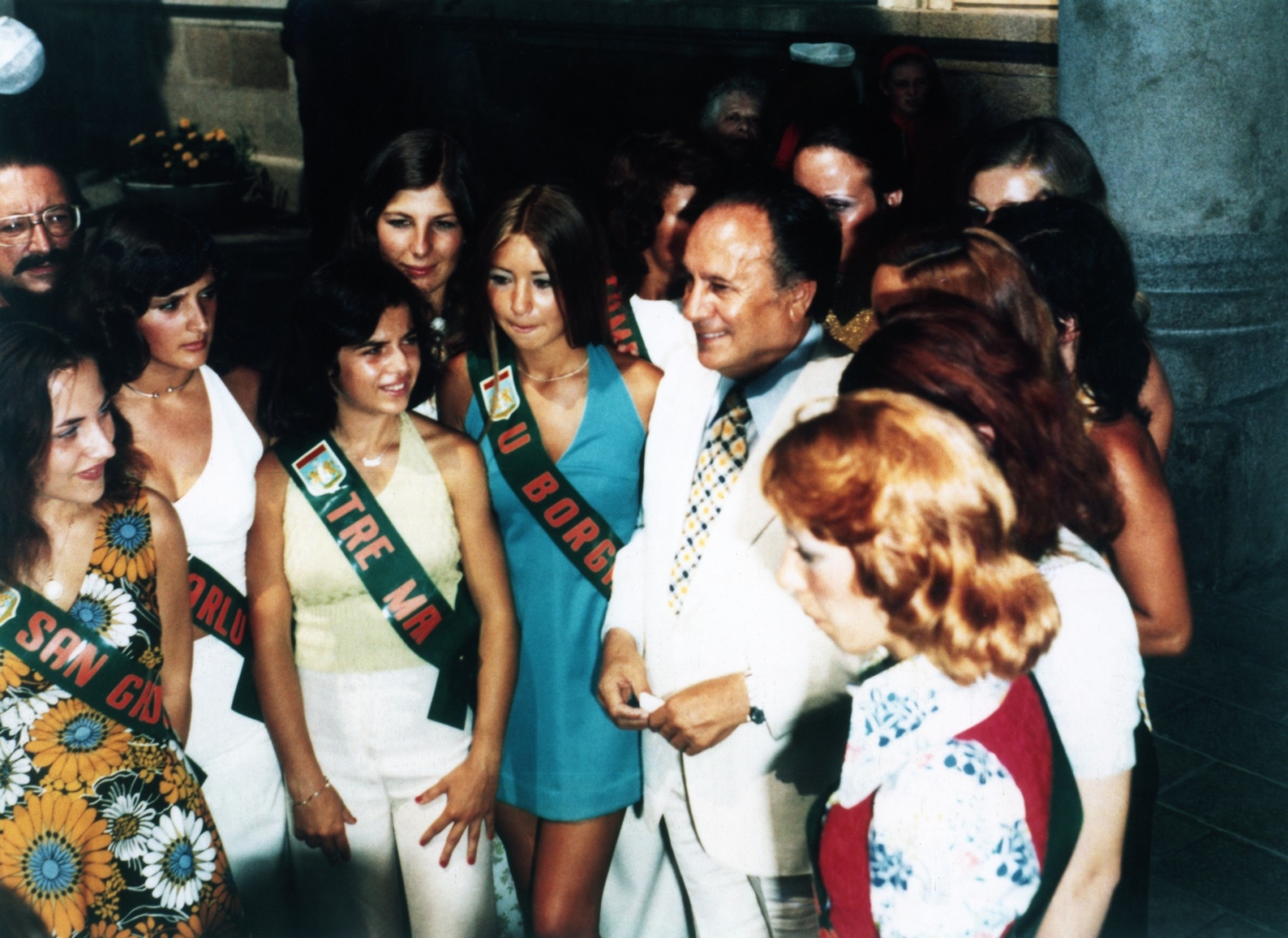 1973.08.14TinoRossiPhotoDiapoNum-01-CeremonieMairieAjaccio
