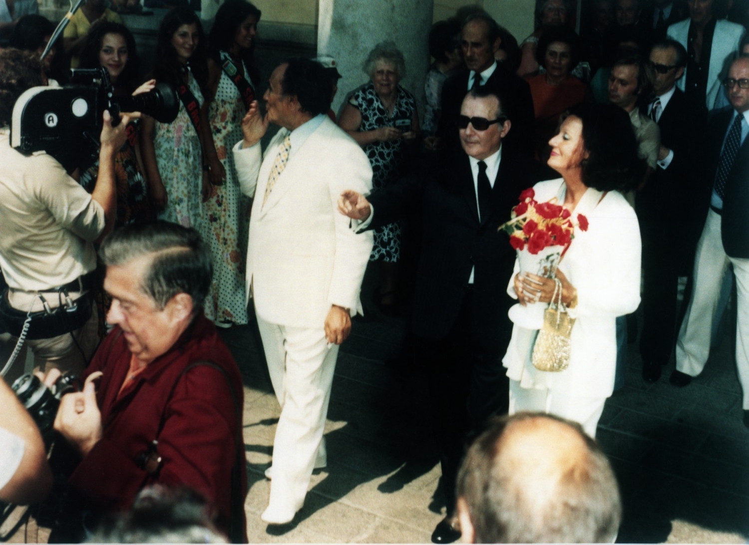 1973.08.14TinoRossiPhotoDiapoNum-02-CeremonieMairieAjaccio