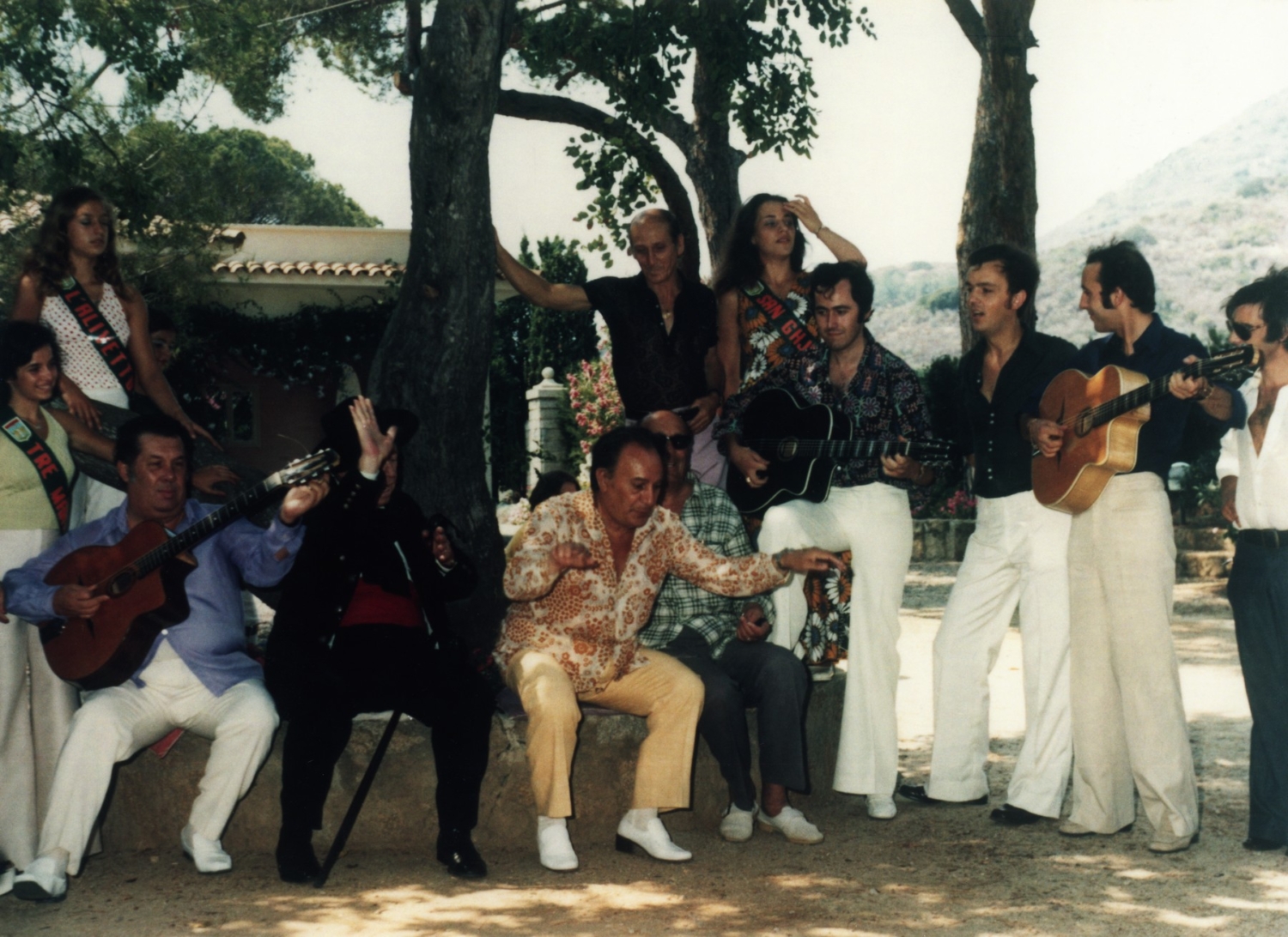 1973.08.14TinoRossiPhotoDiapoNum-06-AperitifScudoAjaccio